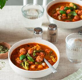 Gemüsesuppe mit Fleischbällchen