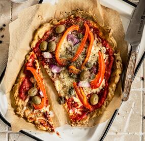 Thunfisch-Pizza mit Paprika und Oliven