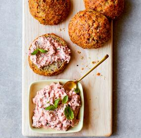 Eiweiß-Brötchen mit Speck und Tomaten-Aufstrich