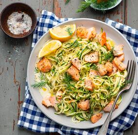 Lachs mit schnellen Gemüsespaghetti in cremiger Sahnesauce