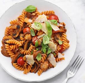 Leichte Linsenpasta mit Pilz-Tomatensoße
