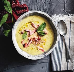 Zucchini-Cremesuppe mit Schinkenfleisch