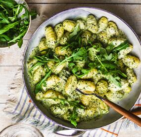 Gnocchi mit Kräutersoße und Rucola