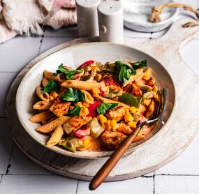 Hähnchen-Mais-Nudelpfanne in nur 20 Minuten