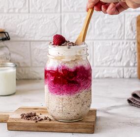 Cremige Himbeer-Stracciatella-Overnight Oats