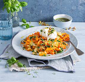Karotten-Bandnudeln mit Bärlauch und Burrata