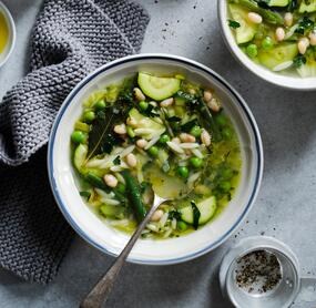 Schnelle Orzo-Gemüse-Suppe