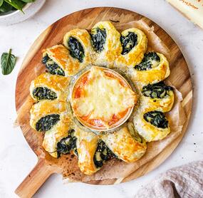 Spinat-Blätterteigkranz mit Camembert