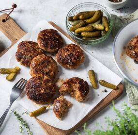 Frikadellen mit Cornichons