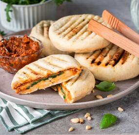Gefülltes Tomate-Mozzarella-Grillbrot