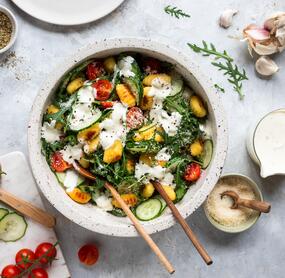 Knuspriger Gnocchi-Gurken-Salat mit Joghurtdressing