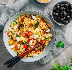 Bunter Paprika-Orzo-Salat