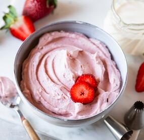 Erdbeer-Schlagsahne mit frischen Erdbeeren