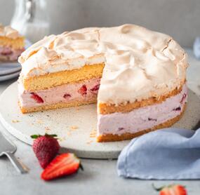 Erdbeer-Biskuit-Torte mit Baiserhaube