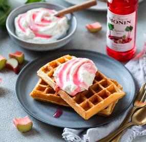 Waffeln mit Rhabarber-Sahne