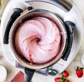 Fluffiges Erdbeer-Softeis