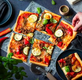 Schnelle Blätterteig-Pizza mit Hack und Paprika