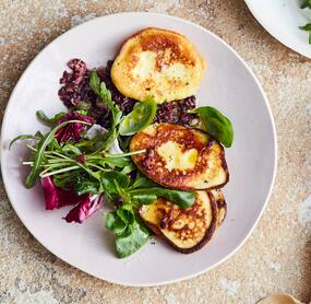 Ricotta-Bratlinge mit Salat und Olivenpaste