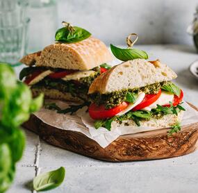 10-Minuten-Ciabatta-Sandwich mit Pesto