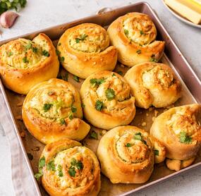 Käse-Knoblauch-Schnecken mit Hefeteig