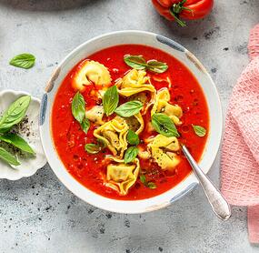 Tomaten-Tortellini-Suppe in 15 Minuten