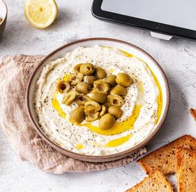 Griechische Creme mit Knoblauch und Oliven