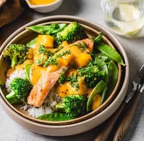 Lachs in fruchtiger Mangosoße auf Sticky Rice