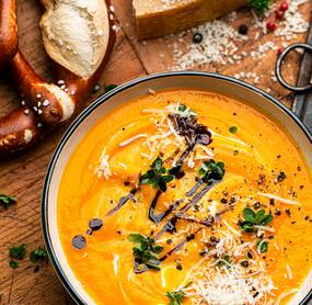 Herbstliche Parmesan-Kürbissuppe