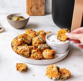 Knusprige Gewürzgurken-Chips aus dem Airfryer mit Schmand-Dip