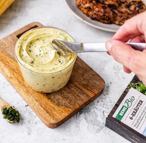 Unübertroffen gut: Grillbutter mit Kräutern in nur 2 Minuten!