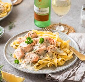 Lachs mit Weißwein-Zitronen-Soße an Tagliatelle