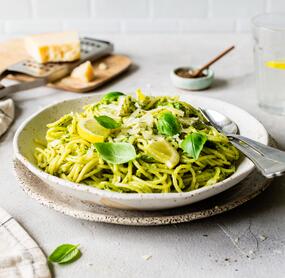 Sommerpasta mit Zitronen-Basilkum-Pesto