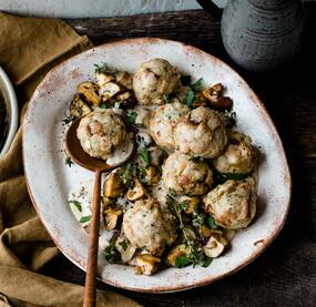 Einfache Semmelknödel mit Pilzrahm