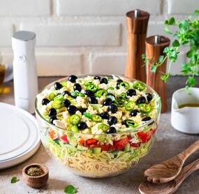 Griechischer Spaghetti-Schichtsalat