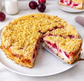 Pflaumenkuchen mit Streusel und Schmand