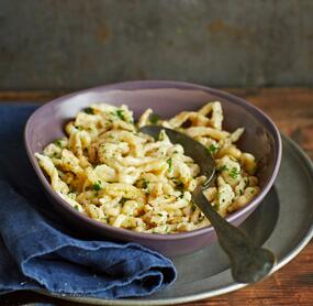 Cremige Käse-Nuss-Spätzle in 15 Minuten