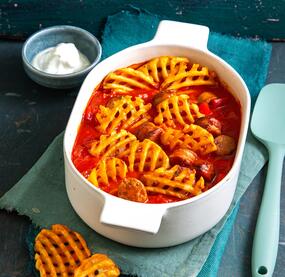 Currwurst-Ofengulasch mit Gitterpommes