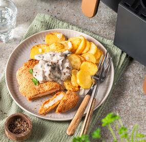 Schnitzel mit Bratkartoffeln und Pilz-Rahmsoße