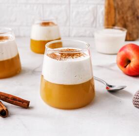 Apfelmus mit Zimtcreme im Glas