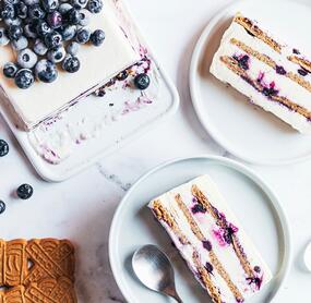 Einfaches Spekulatius-Eis mit Blaubeeren