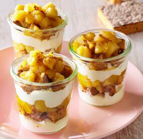 Honigkuchen-Dessert mit Apfelkompott
