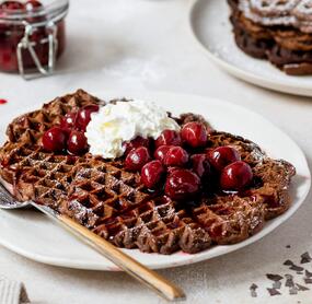Lebkuchenwaffeln mit Punsch-Kirschen