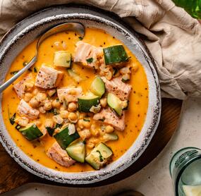 Italienische Lachssuppe mit Parmesan
