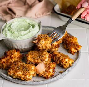 Ofen-Crispy-Lachswürfel mit Frischkäse-Kräutercreme