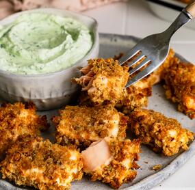 Ofen-Crispy-Lachswürfel mit Frischkäse-Kräutercreme
