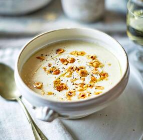 Pastinaken-Parmesansuppe mit Haselnuss