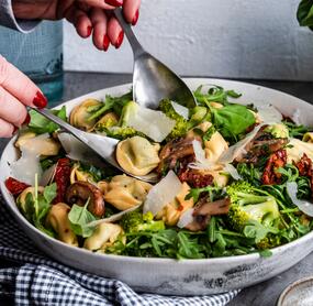 Lauwarmer Tortellini-Brokkoli-Salat