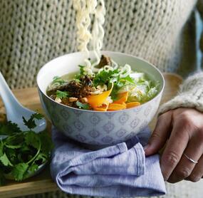 Asia-Suppen-Bowl mit Rindfleisch