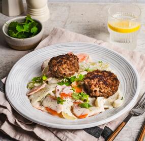 Frikadellen mit Fenchel-Karotten-Rahmgemüse