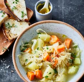Gesundmacher-Suppe mit Sellerie und Sauerkraut